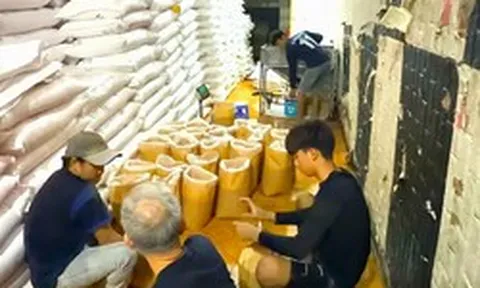 Bắt quả tang 10 người trong kho hàng, thu giữ gần 70 tấn hàng cùng máy móc và con dấu vuông