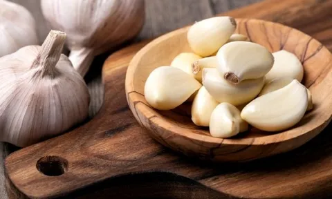 Ăn tỏi sống mỗi ngày để "đánh bay nỗi lo ung thư", 6 tháng sau người đàn ông 58 tuổi nhận kết quả bất ngờ