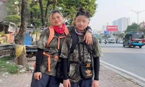 Mẹ giáo viên cùng con 'nghỉ hè chẳng giống ai', đi bộ 45 ngày xuyên miền Trung