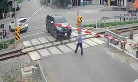 Video: Khoảnh khắc nữ tài xế vượt đèn tín hiệu băng qua đường sắt