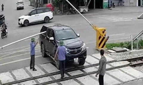 Xử phạt 19 triệu đồng, tước giấy phép lái xe nữ tài xế vượt rào chắn đường sắt