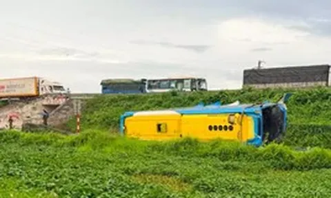 Ô tô khách mất lái khi di chuyển trên cao tốc Pháp Vân - Cầu Giẽ, 4 người tử vong