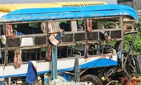 Vụ xe khách lao khỏi cao tốc: "Nhiều người đập kính ô tô cầu cứu"