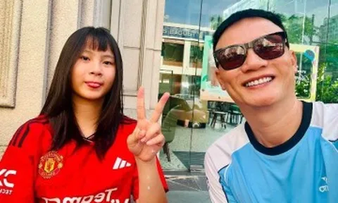 Hoàng Bách dẫn con gái đi cà phê sáng, nhân viên phục vụ nói một câu khiến bố cười tủm tỉm, con gái đỏ mặt