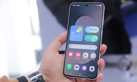 Cầm điện thoại nhiều có gây biến dạng ngón út?