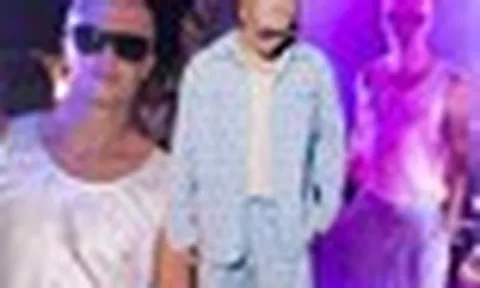 Haaland khi cởi áo Na Uy: Mặc ba lỗ trắng với pijama kẻ sọc, tưởng bác trai Việt Nam nào không đó