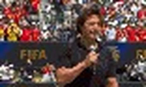 Cả thế giới đã trông đợi Tom Cruise phi mô tô, bám trực thăng, đu dây cơ mà!