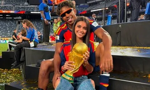 Bạn gái người mẫu gây bão khi đăng ảnh chụp với Yamal và cúp vô địch World Cup