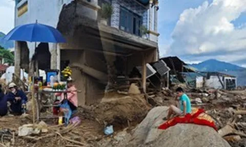 Cảnh tượng xót xa ở Mường Than sau 5 ngày lũ quét: Ám ảnh lời cuối "Để bà lấy sổ đỏ đã..."