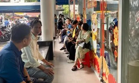 Cảnh hiếm thấy ở SJC: Khách chen nhau bán vàng, chờ cả ngày chưa tới lượt