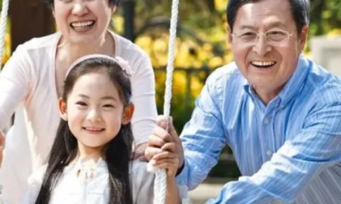 Nghỉ hưu, người ở cùng con cái và người không ở cùng, cuộc sống khác biệt rõ rệt chỉ sau vài năm