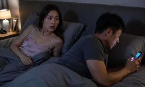 Tái hôn 6 tháng, nửa đêm vợ cũ của chồng bỗng nhắn tin đòi anh thực hiện lời hứa, anh liền chuyển khoản 100 triệu