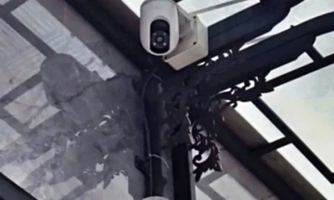 Lắp camera chăm mẹ, con gái phát hiện bà rút phích cắm, nói lời đau lòng