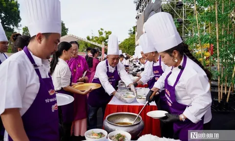 Lần đầu quảng diễn 300 tô bún bò Huế cùng lúc, tôn vinh tinh hoa ẩm thực Cố đô