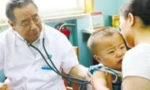 Bà nội vô tình thấy vật thể lạ bằng hạt gạo dính chặt trên đầu cháu gái, đưa đi khám bác sĩ thở phào