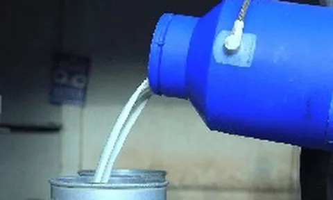 Đột kích một nhà máy, triệt phá đường dây sản xuất hơn 2 triệu lít sữa tươi giả, dùng 230.000 kg sữa bột kém chất lượng cùng tạp chất để pha