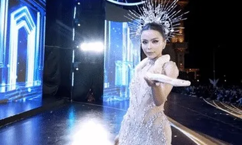 Bán kết Miss Grand Vietnam gặp sự cố, thí sinh quấn trăn hơn 5kg gây chú ý