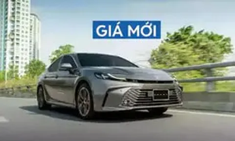Toyota Camry hybrid giảm giá mạnh, về mốc từ 1,32 tỷ đồng