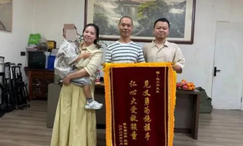 Thoát chết sau đuối nước, gia đình treo băng rôn tìm ân nhân cứu mạng