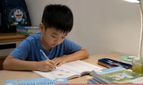 Học sinh tiểu học làm bài tập về nhà cô giáo giao, đáp án câu thành ngữ "chân yếu..." tuy sai nhưng lại rất hợp lý