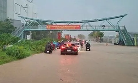Mưa lớn giờ tan tầm, khu vực trước Aeon Mall Long Biên ngập sâu, cầu Vĩnh Tuy ùn tắc
