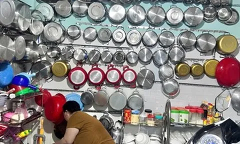 Căn nhà treo cả trăm chiếc xoong nồi, hàng chục rổ rá đều tăm tắp ở miền Tây