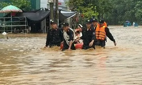 Cảnh sát ngâm mình trong nước sâu đưa người dân ra khỏi vùng ngập ở Lào Cai