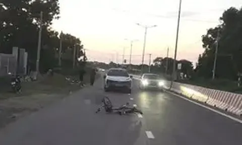 Va chạm với ô tô, 2 người đi xe đạp tử vong