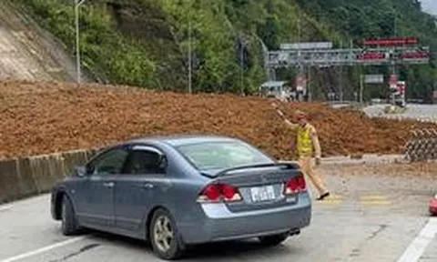 Khoảnh khắc đất đá tràn xuống đường dẫn cầu Móng Sến ở Lào Cai