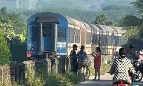 Đứng ở mép taluy đường sắt, người đàn ông bị tàu hỏa tông tử vong