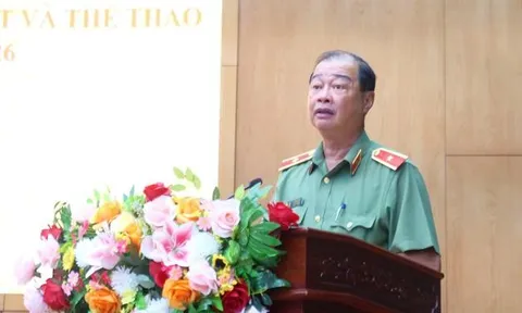 Xem công an bắn súng giữa màn khói, vừa bơi vừa mang súng AK