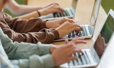 Giáo viên cài 'bẫy ẩn' trong bài thi, phát hiện gần như cả lớp dùng AI gian lận