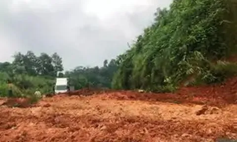 Mưa lớn gây sạt lở nhiều tuyến đường ở Lào Cai, ách tắc cục bộ