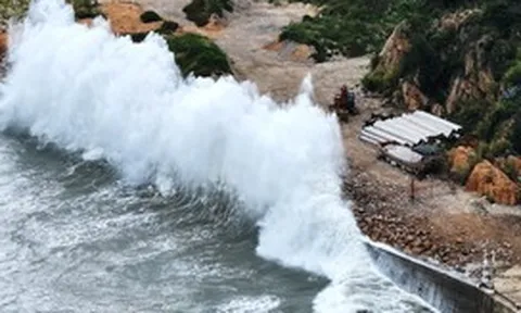 Bão Dolphin áp sát miền đông Trung Quốc, Thượng Hải hủy gần 60% chuyến bay