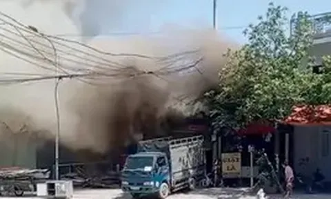 Hà Nội: Lại cháy cửa hàng phế liệu ở đường 25m
