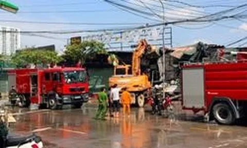 Hà Nội: Cháy cơ sở phế liệu trên đường 25m, huy động máy xúc phá dỡ tôn quây