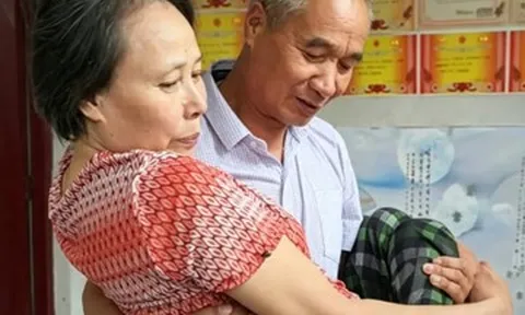 Chồng chăm vợ bị liệt suốt 25 năm, hàng xóm ngưỡng mộ