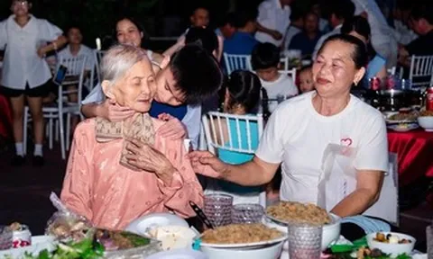 Cụ bà 94 tuổi ở Ninh Bình cùng 81 con cháu đi du lịch, xúc động phút sum vầy