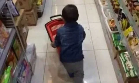 Con lén giấu đồ của siêu thị mang về nhà, ứng xử thông minh của người mẹ khiến ai cũng tấm tắc khen