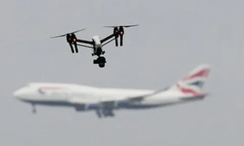 Drone từng là món đồ chơi vài triệu đồng, giờ có thể khiến máy bay chở khách phải đổi hướng