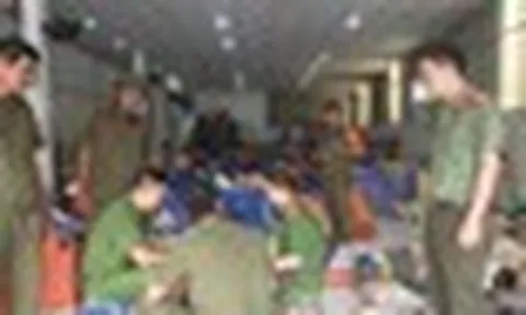 Hơn 50 cán bộ, chiến sĩ đồng loạt ra quân kiểm tra hàng loạt tài xế
