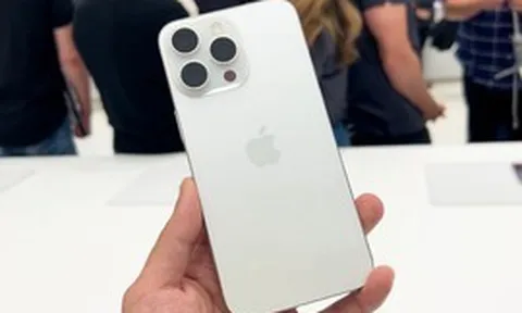 iPhone 15 Pro Max giảm hơn một nửa giá