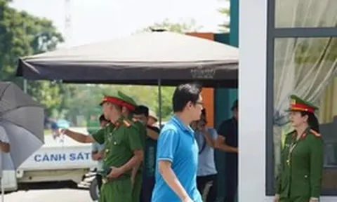 Thí sinh chuyên Tuyên Quang kết thúc thi Văn tốt nghiệp, vỡ oà cảm xúc