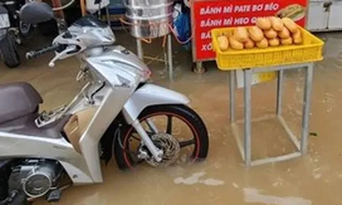 'Chợ nổi' Bình Thủy nước ngập nửa bánh xe dù triều cường chỉ báo động 1