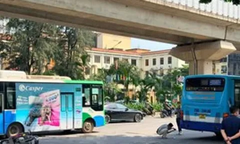 Hà Nội: Xe buýt va chạm xe máy, một cháu bé tử vong
