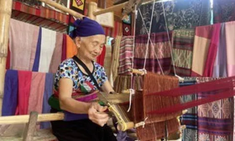 Khi nhà sàn, thổ cẩm trở thành "tài sản du lịch" của người dân miền núi