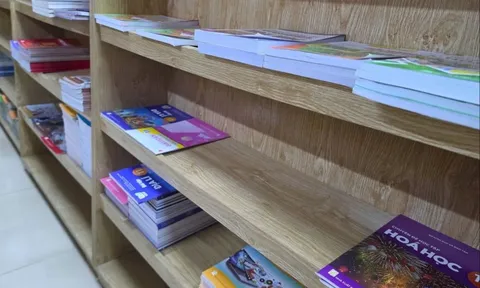 Sách giáo khoa khan hàng, phụ huynh Nghệ An 'đỏ mắt' tìm mua