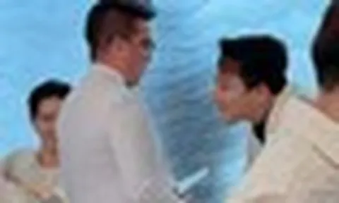 "Ông hoàng nhạc Việt" xuất hiện, Trấn Thành đứng bật dậy, cúi người chào lễ phép
