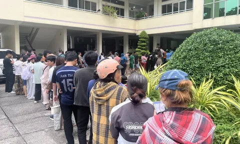 Phụ huynh TP.HCM nghỉ làm, xếp hàng cả buổi chiều để mua SGK cho con