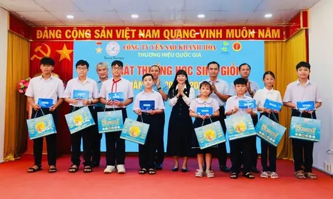 Yến sào Khánh Hòa dành gần 2,3 tỷ đồng khen thưởng 2.170 học sinh